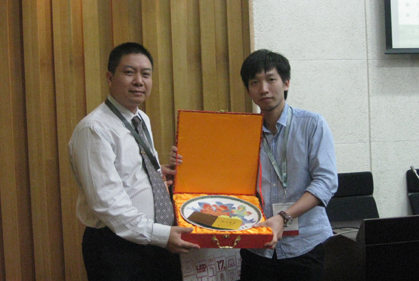 向天宝集团国际有限公司研究院总经理朱昌亚颁发纪念品